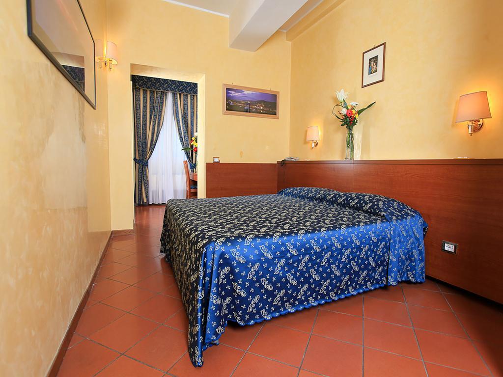 Casa Di Santa Francesca Romana A Ponte Rotto Стая снимка