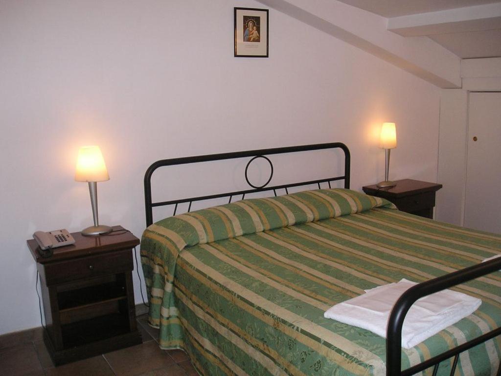 Casa Di Santa Francesca Romana A Ponte Rotto Екстериор снимка